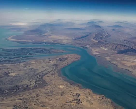 خليج عمان على صفيح ساخن.. صواريخ تحذيرية تعيد شبح المواجهة المفتوحة